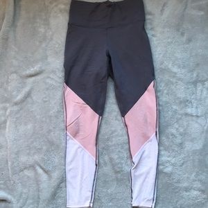 Power hold form fitting leggings. Small pocket